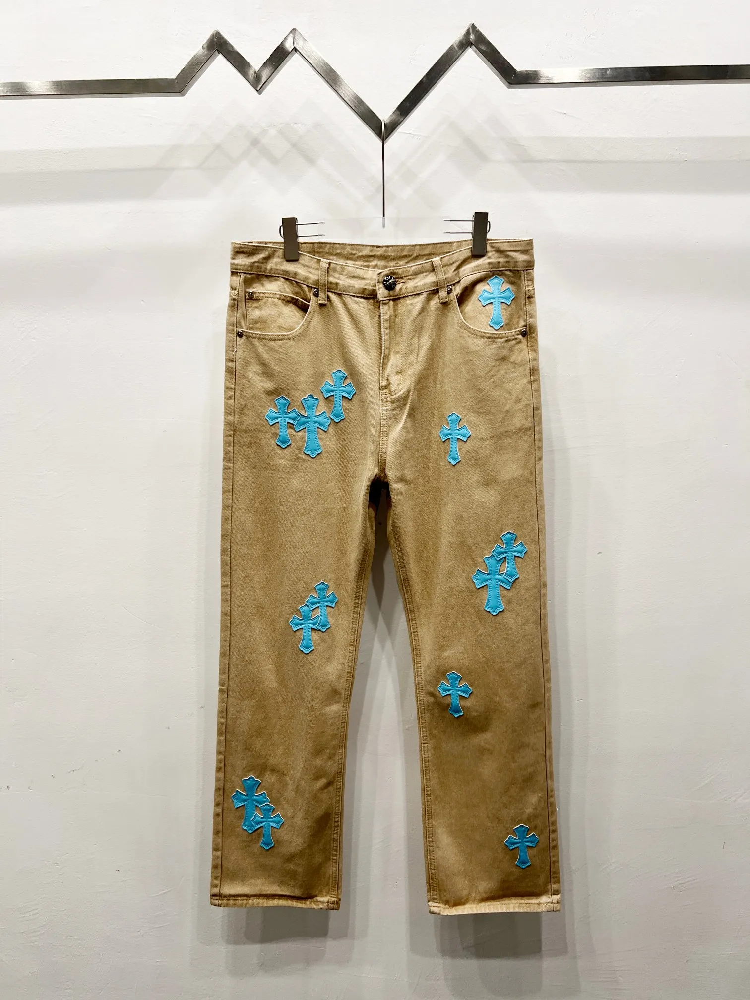 P240 style number: (W003) ChromeHearts & Khaki leather cross-leather straight-leg jeans, ceiling-level jeans, a pair is hard to find at the counter‼ ️About Zangyin✅This is an extremely luxurious fashion brand that can also be called the aristocracy of the high street. It has always been an exclusive brand for some hipsters or rich second generations. The color of this model is already very eye-catching by using a unique washed material. It is decorated with pink patch cross flowers, which cleverly highlights the charm of the brand. Secondly, this model adopts a classic high-waist cut design, which highlights the long legs and fashionable temperament of the upper body. The brand is highly recognizable and the slim-fitting configuration is more suitable for daily wear. The personality will be fashionable and the specifications can be seen at a glance. Materials and technology ✅ Needless to say, this point goes without saying. As an excellent craftsman brand, Zangyin's requirements for details and craftsmanship are really perfect. The washed color of this model has gone through a lot of processes, not to mention the embellishment of the denim appliqués. It is also purely handmade and sewn. Just like what they believe in, only handmade things have soul and have the meaning of wearing. A top-notch heavy-duty fashionable denim item, recommended by both hands‼ ️ Size: 28, 30, 32, 34 Color: Khaki